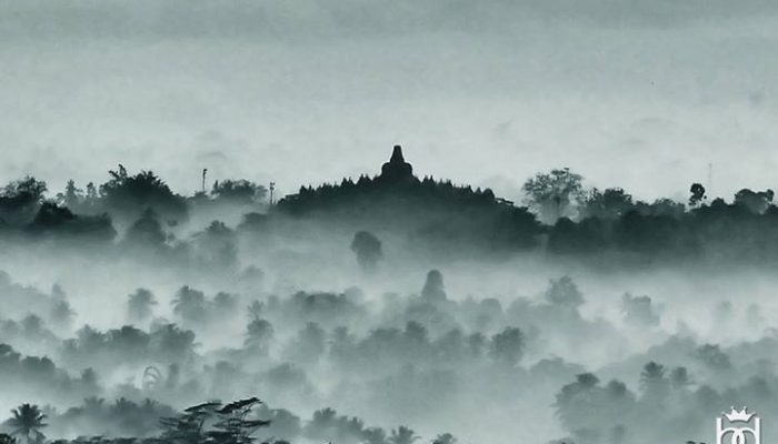 Diambil dari mana foto borobudur ini?
